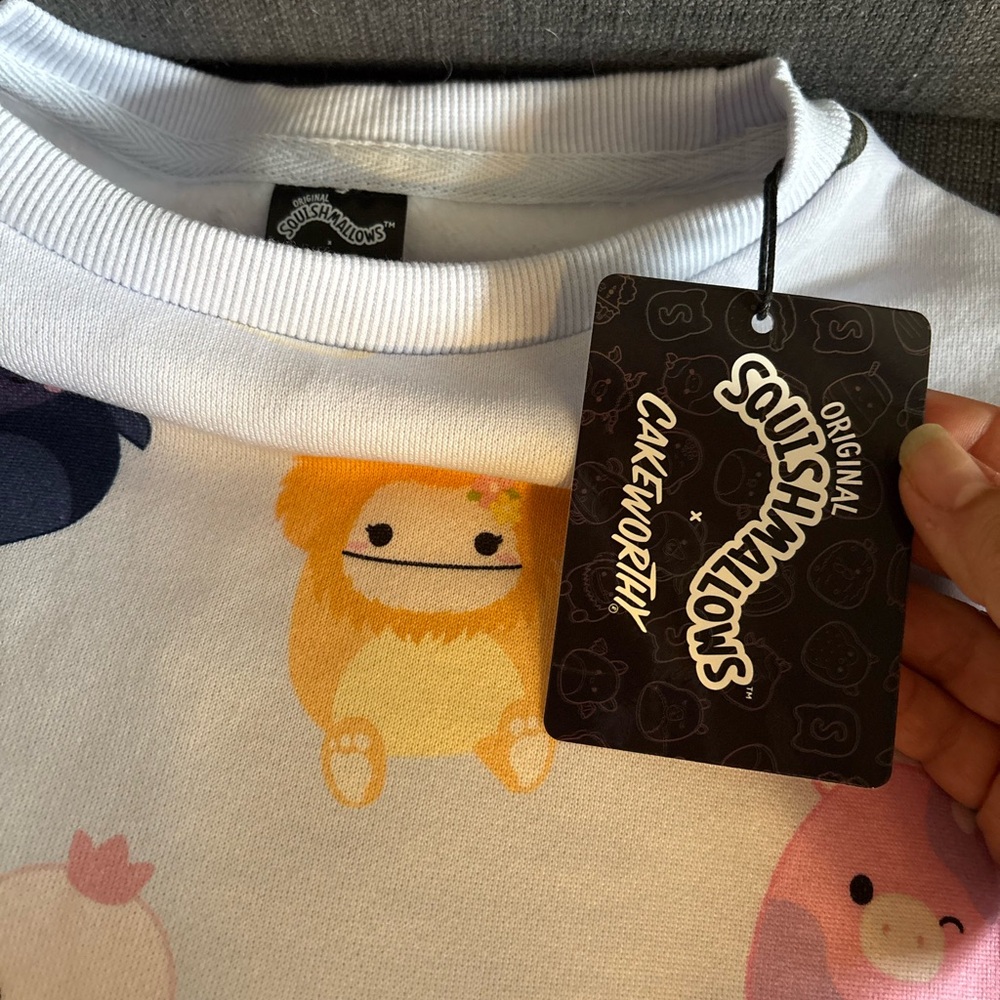 Cakeworthy x squishmallows crew neck all over print sweater medium - Picture 4 of 5